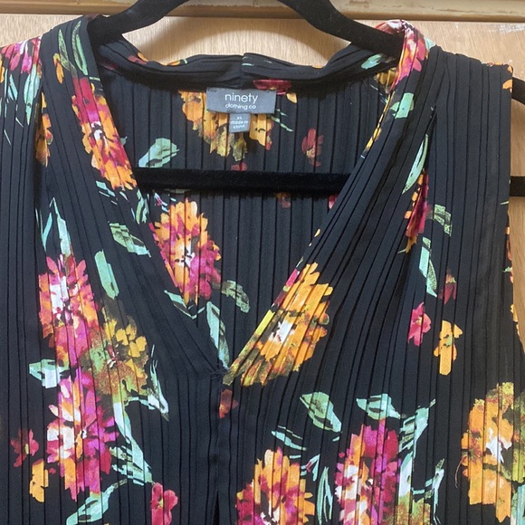 Sleeveless V-neck flowy Top - floral - Picture 5 of 5
